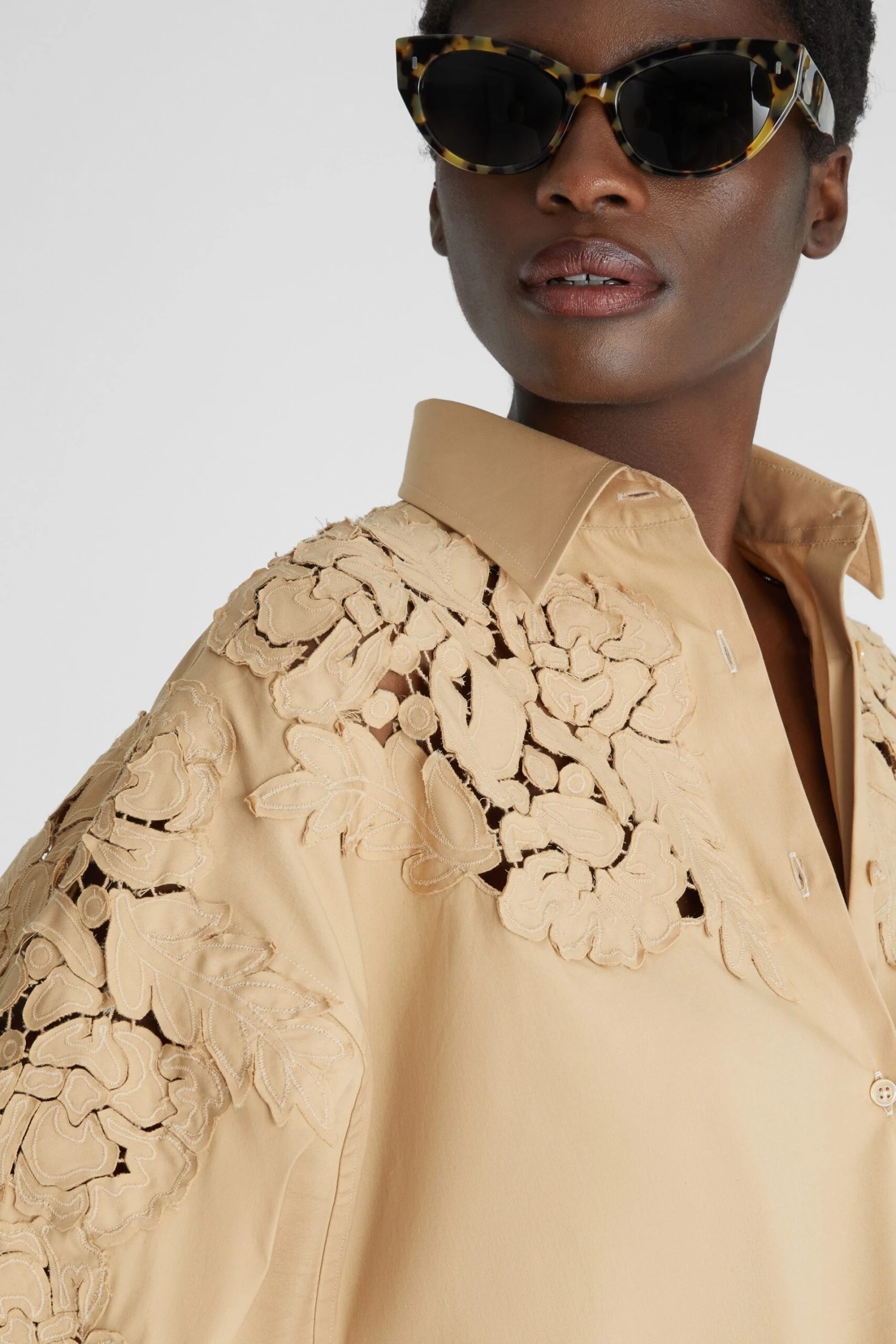 ERMANNO SCERVINO Oversize Poplin Shirt With Handmade Floral Appliques 7 ERMANNO SCERVINO Oversize Poplin Shirt With Handmade Floral Appliques - Image 5