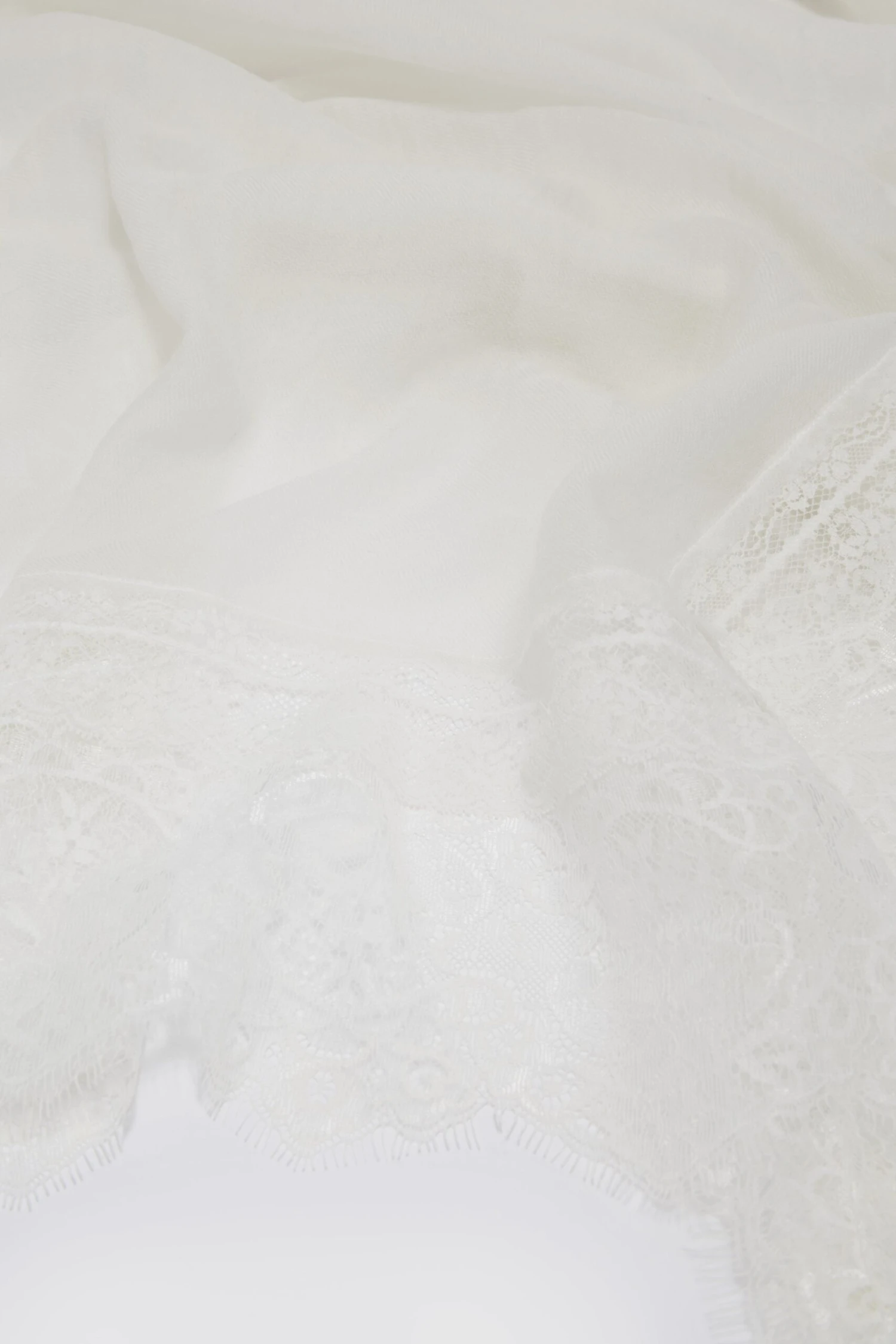 ERMANNO SCERVINO White Cashmere Stole With Valencienne Lace 3 ERMANNO SCERVINO White Cashmere Stole With Valencienne Lace - Image 2